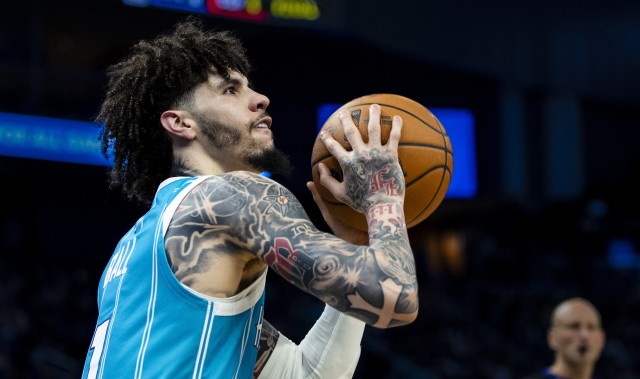 铁麻了！拉梅洛·鲍尔半场11中1&amp;三分7中0仅拿2分3板3助1帽